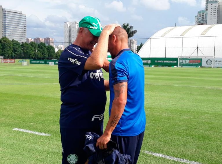 Dos potencias: el afectuoso saludo entre el Cholo Guiñazú y Felipe Scolari