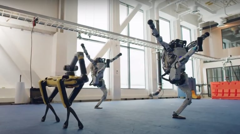 Dos robots humanoides, uno "canino" y uno grúa realizan un show muy entretenido.