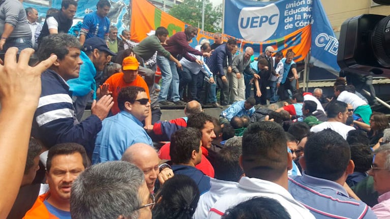 Dos sindicalistas sufrieron heridas leves, al caerse el escenario.