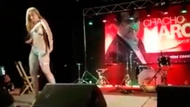 Dos strippers bailaron frente al cartel de un senador de Santa Fe