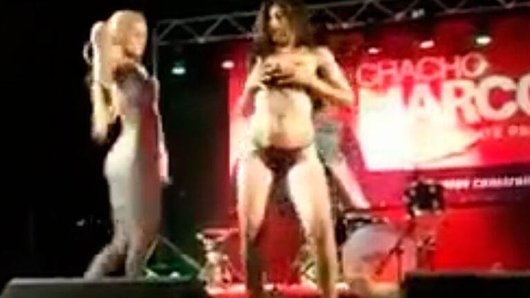 Dos strippers bailaron frente al cartel de un senador de Santa Fe