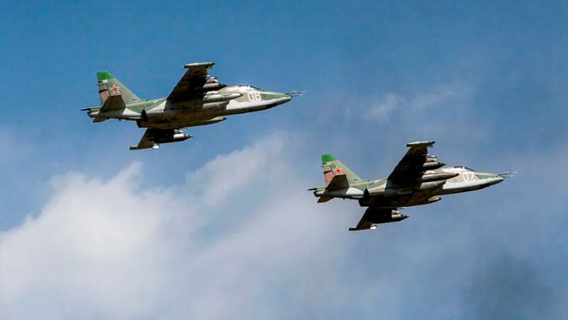 Dos Sukhoi-25, aviones rusos en pleno ejercicio militar.