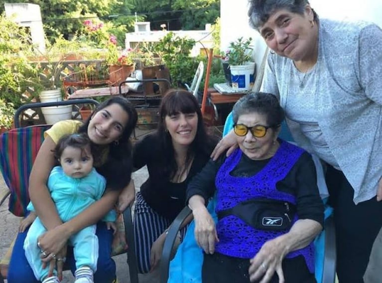 Dos veces en una misma familia: cinco generaciones de mujeres cordobesas saludan a la cámara