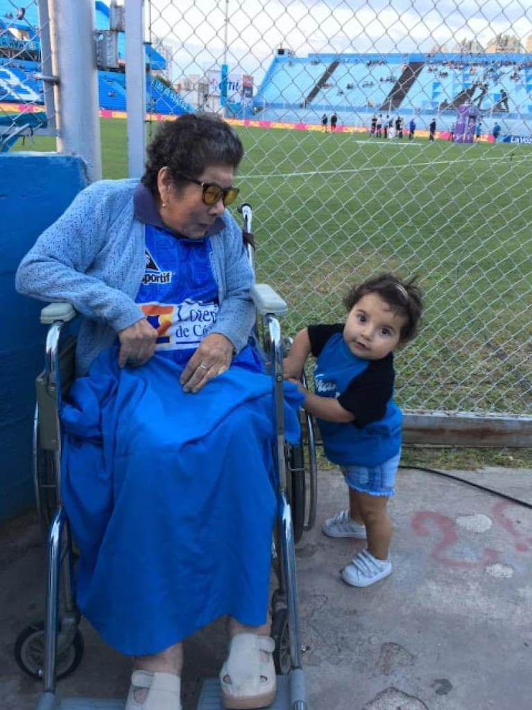 Dos veces en una misma familia: cinco generaciones de mujeres cordobesas saludan a la cámara