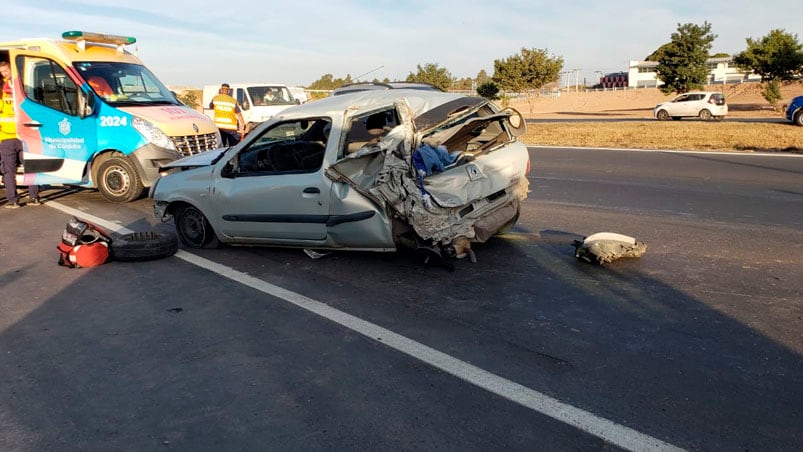 Dos vehículos quedaron destruidos. Foto: Néstor Ghino / ElDoce.