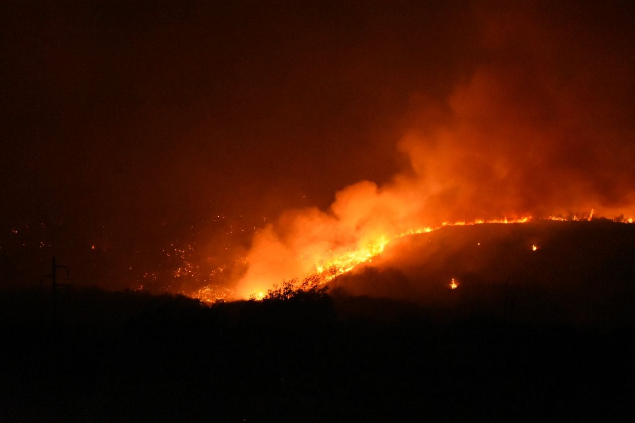 Dotaciones de bomberos y aviones hidrantes combaten las llamas. Foto: Lucio Casalla / ElDoce.tv