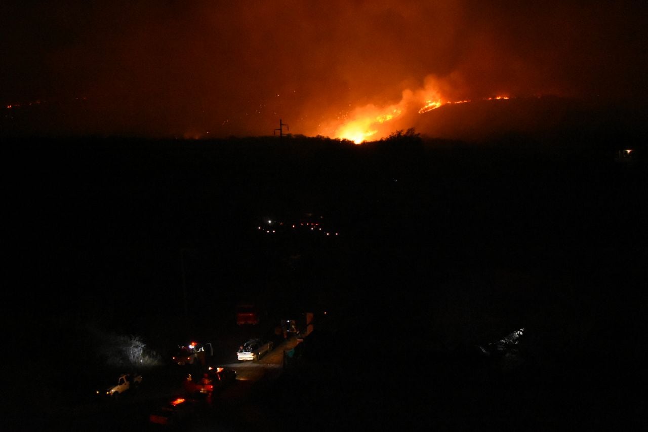 Dotaciones de bomberos y aviones hidrantes combaten las llamas. Foto: Lucio Casalla / ElDoce.tv