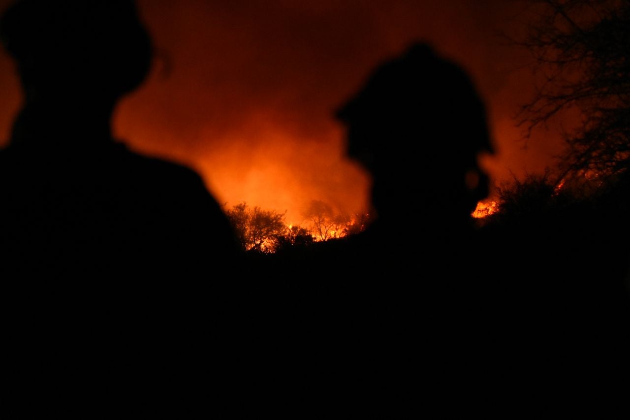 Dotaciones de bomberos y aviones hidrantes combaten las llamas. Foto: Lucio Casalla / ElDoce.tv