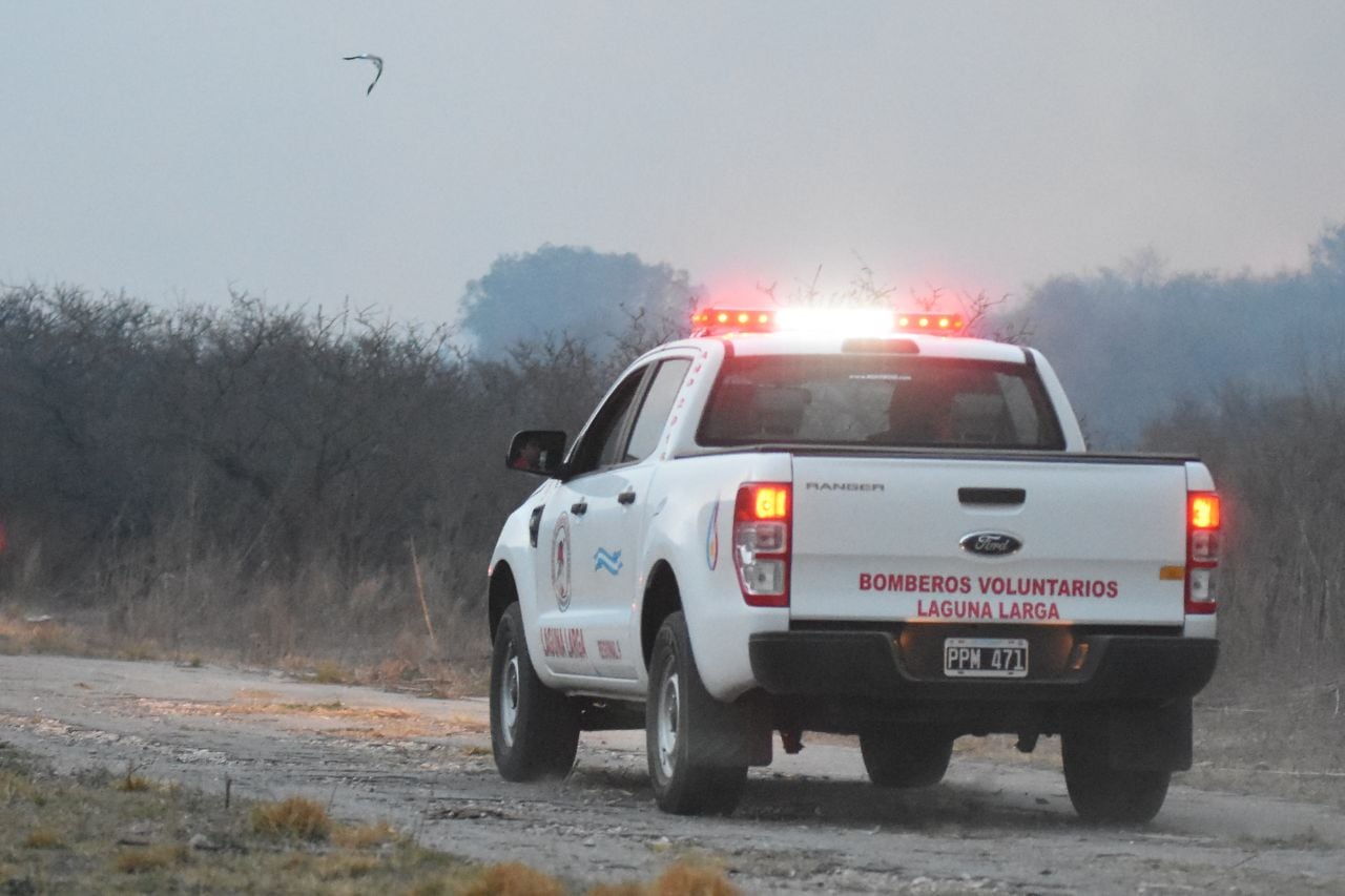 Dotaciones de bomberos y aviones hidrantes combaten las llamas. Foto: Lucio Casalla / ElDoce.tv