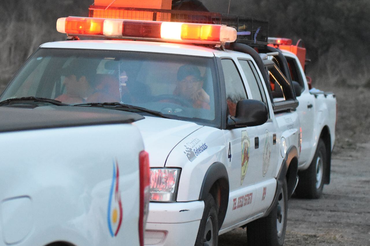 Dotaciones de bomberos y aviones hidrantes combaten las llamas. Foto: Lucio Casalla / ElDoce.tv