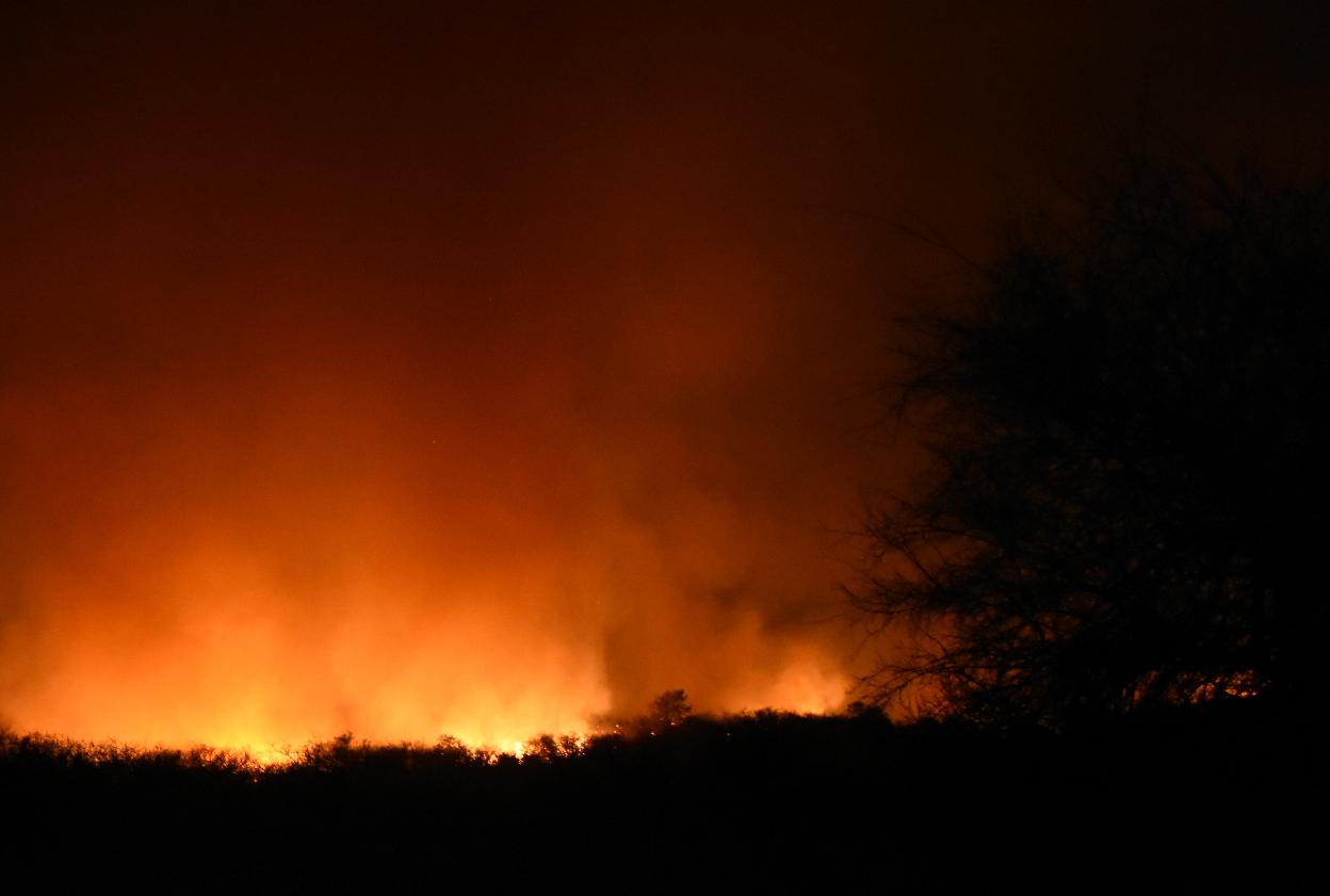 Dotaciones de bomberos y aviones hidrantes combaten las llamas. Foto: Lucio Casalla / ElDoce.tv