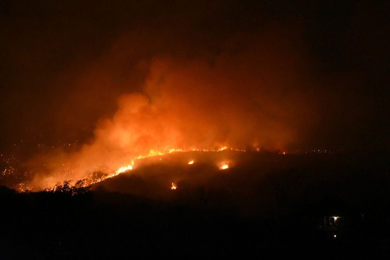 Dotaciones de bomberos y aviones hidrantes combaten las llamas. Foto: Lucio Casalla / ElDoce.tv