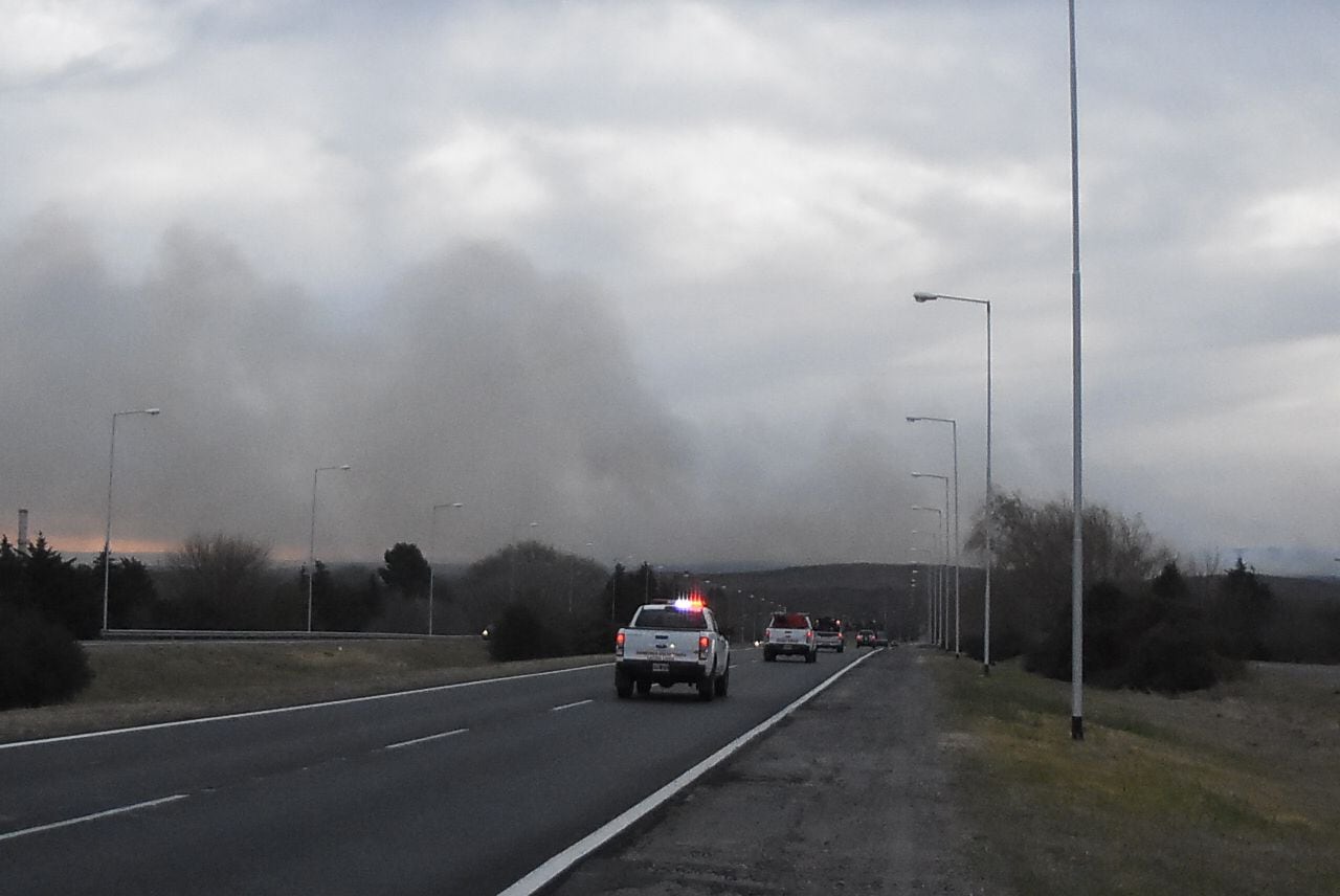 Dotaciones de bomberos y aviones hidrantes combaten las llamas. Foto: Lucio Casalla / ElDoce.tv