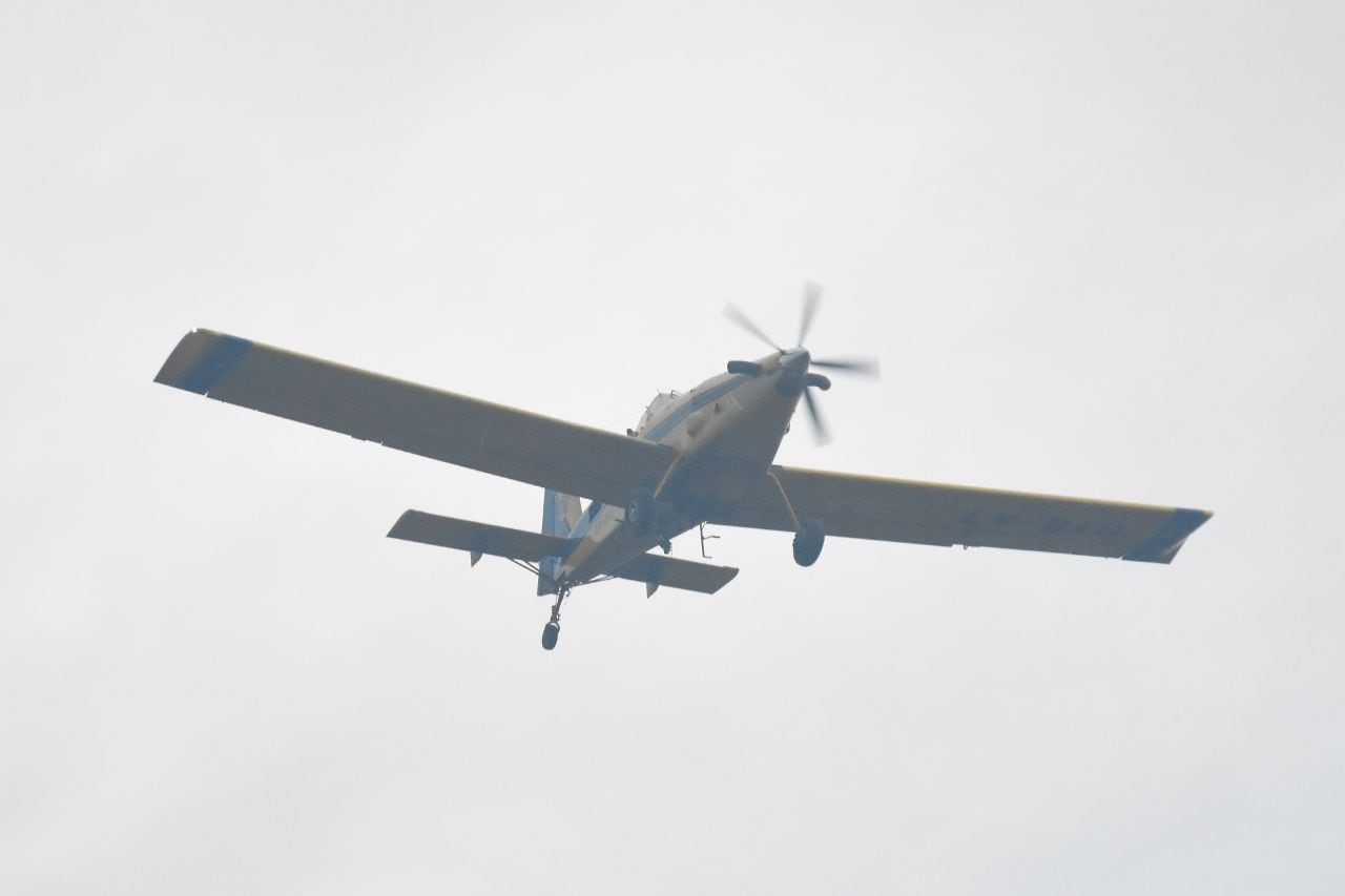 Dotaciones de bomberos y aviones hidrantes combaten las llamas. Foto: Lucio Casalla / ElDoce.tv