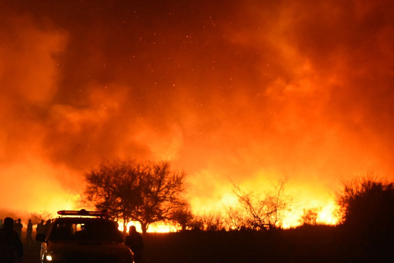 Dotaciones de bomberos y aviones hidrantes combaten las llamas. Foto: Lucio Casalla / ElDoce.tv