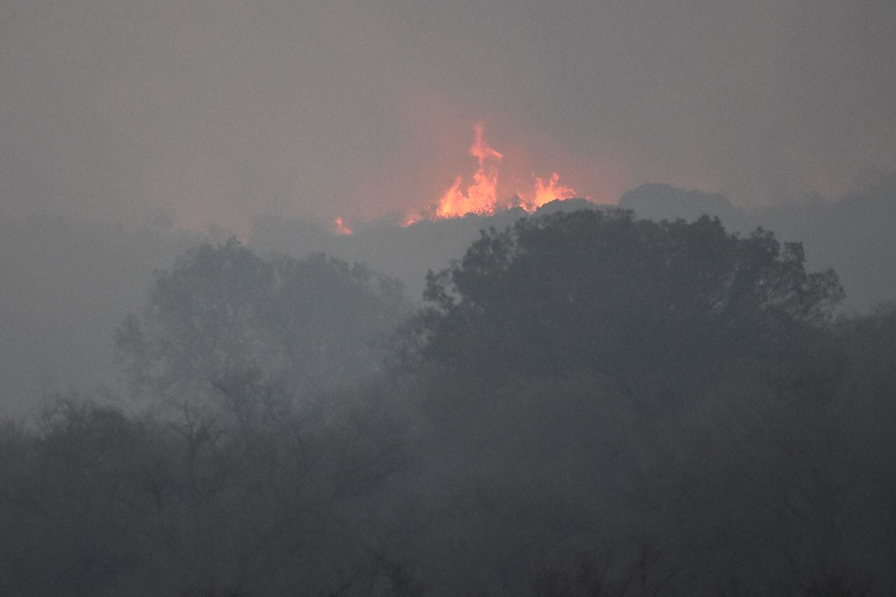 Dotaciones de bomberos y aviones hidrantes combaten las llamas. Foto: Lucio Casalla / ElDoce.tv