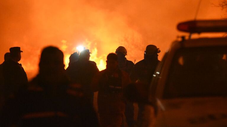 Dotaciones de bomberos y aviones hidrantes combaten las llamas. Foto: Lucio Casalla / ElDoce.tv