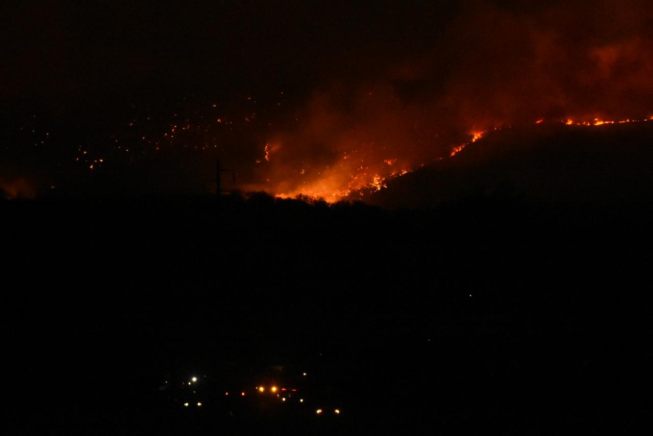 Dotaciones de bomberos y aviones hidrantes combaten las llamas. Foto: Lucio Casalla / ElDoce.tv