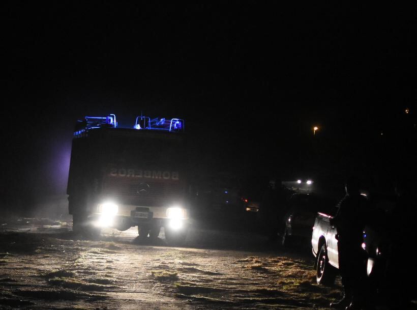 Dotaciones de bomberos y aviones hidrantes combaten las llamas. Foto: Lucio Casalla / ElDoce.tv