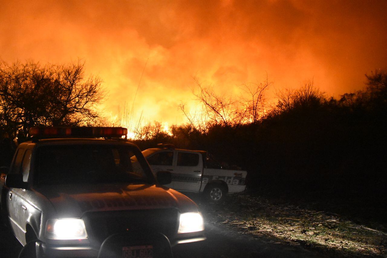 Dotaciones de bomberos y aviones hidrantes combaten las llamas. Foto: Lucio Casalla / ElDoce.tv