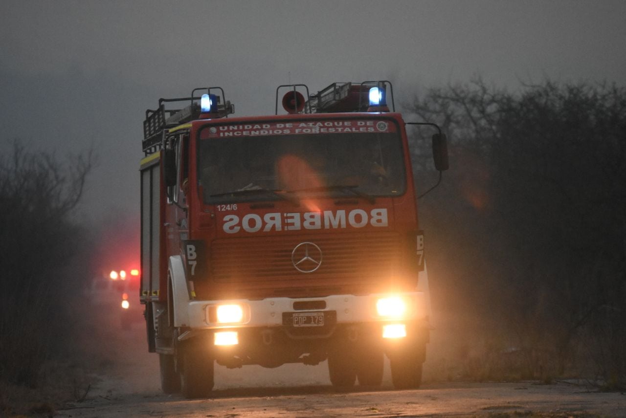 Dotaciones de bomberos y aviones hidrantes combaten las llamas. Foto: Lucio Casalla / ElDoce.tv