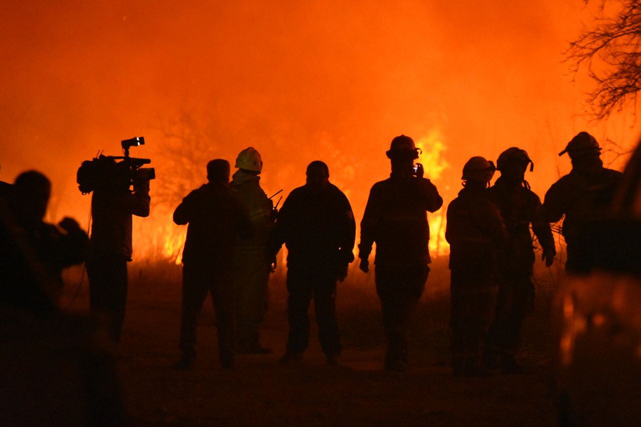 Dotaciones de bomberos y aviones hidrantes combaten las llamas. Foto: Lucio Casalla / ElDoce.tv