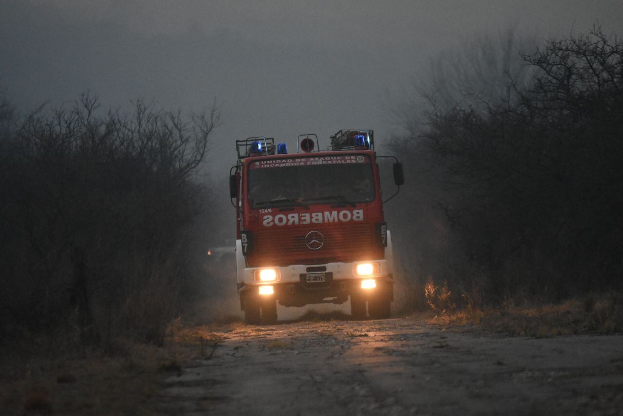 Dotaciones de bomberos y aviones hidrantes combaten las llamas. Foto: Lucio Casalla / ElDoce.tv