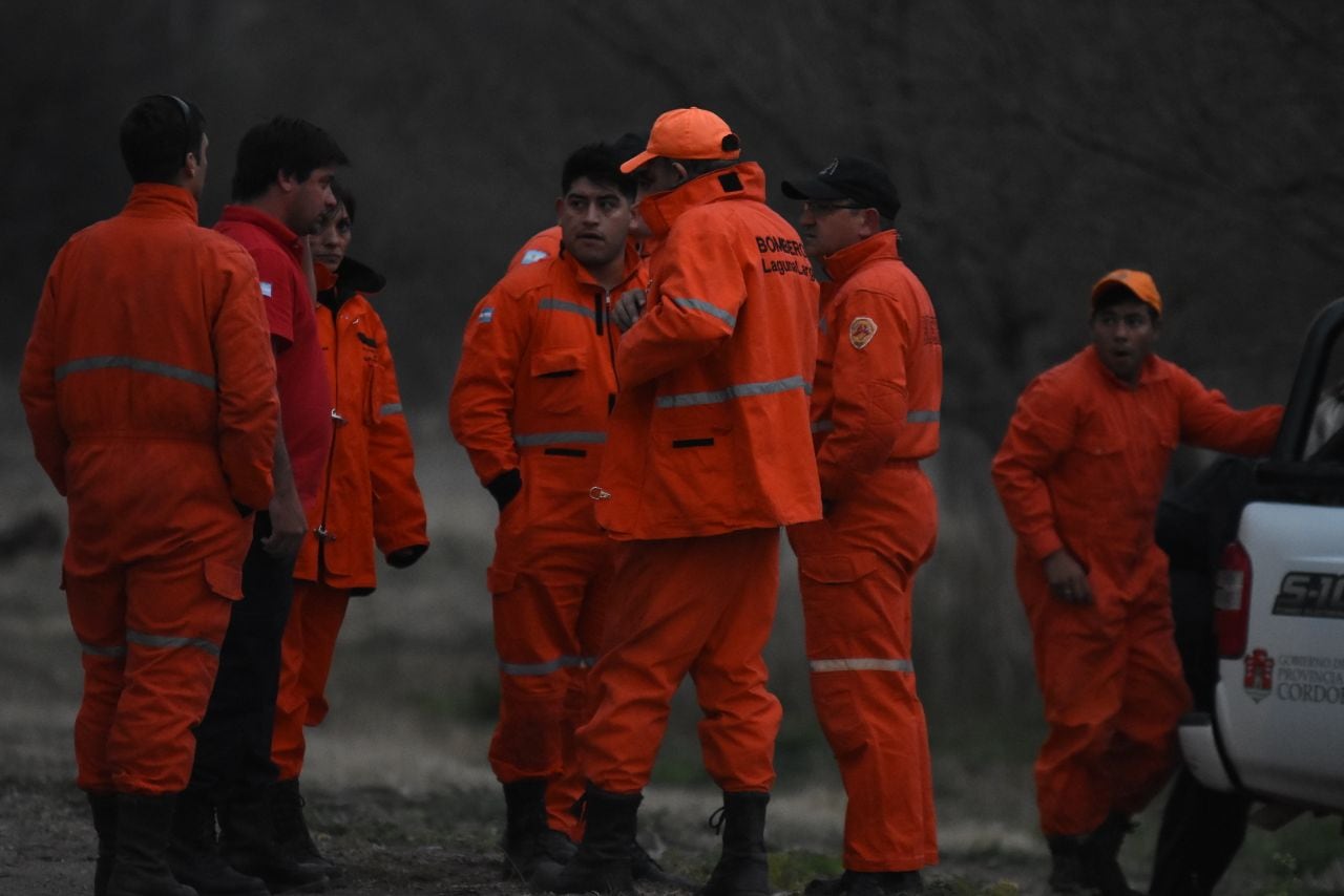 Dotaciones de bomberos y aviones hidrantes combaten las llamas. Foto: Lucio Casalla / ElDoce.tv