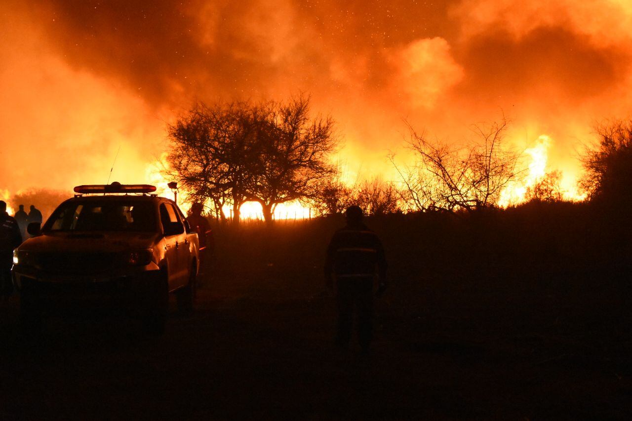 Dotaciones de bomberos y aviones hidrantes combaten las llamas. Foto: Lucio Casalla / ElDoce.tv