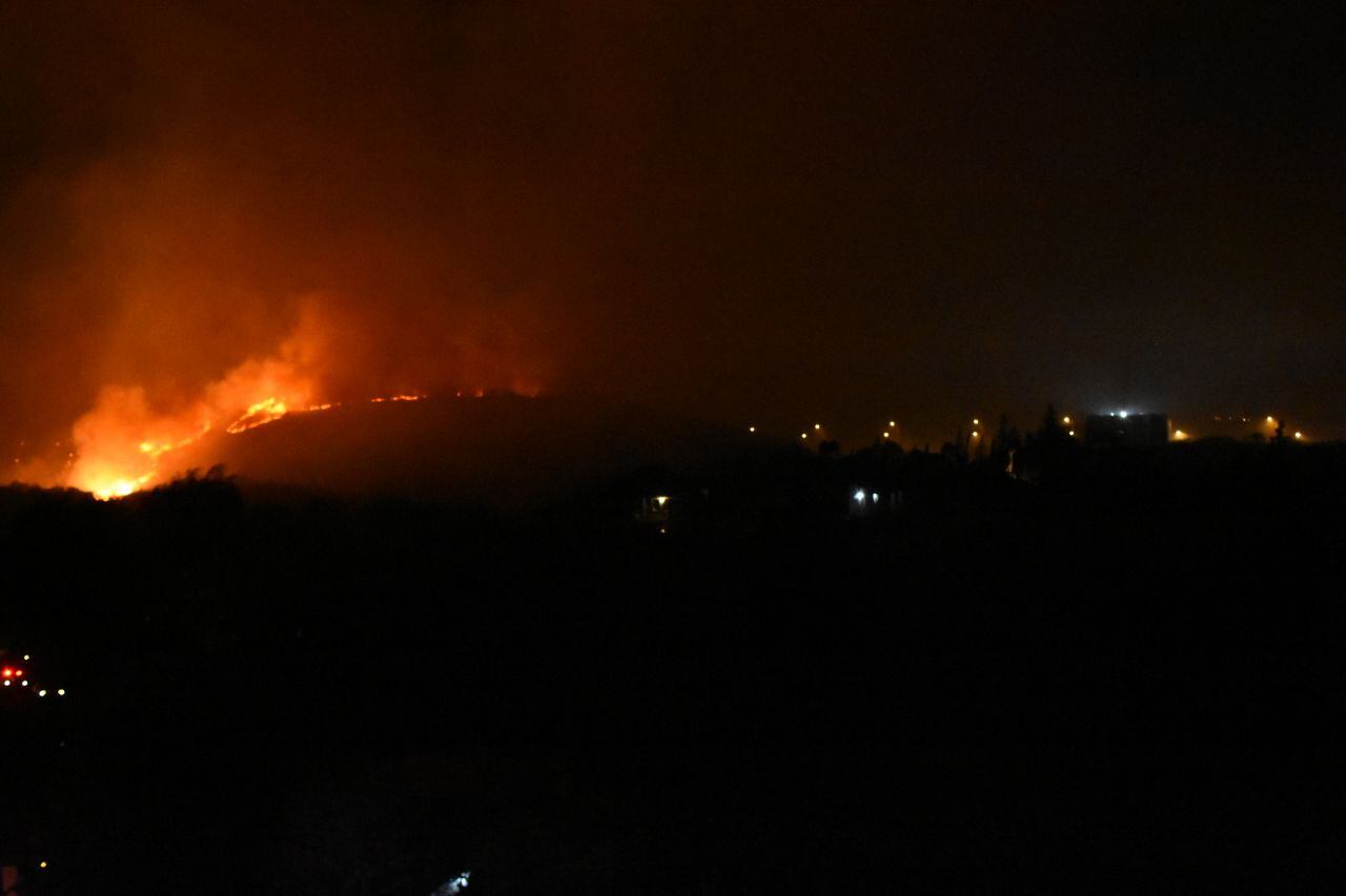 Dotaciones de bomberos y aviones hidrantes combaten las llamas. Foto: Lucio Casalla / ElDoce.tv