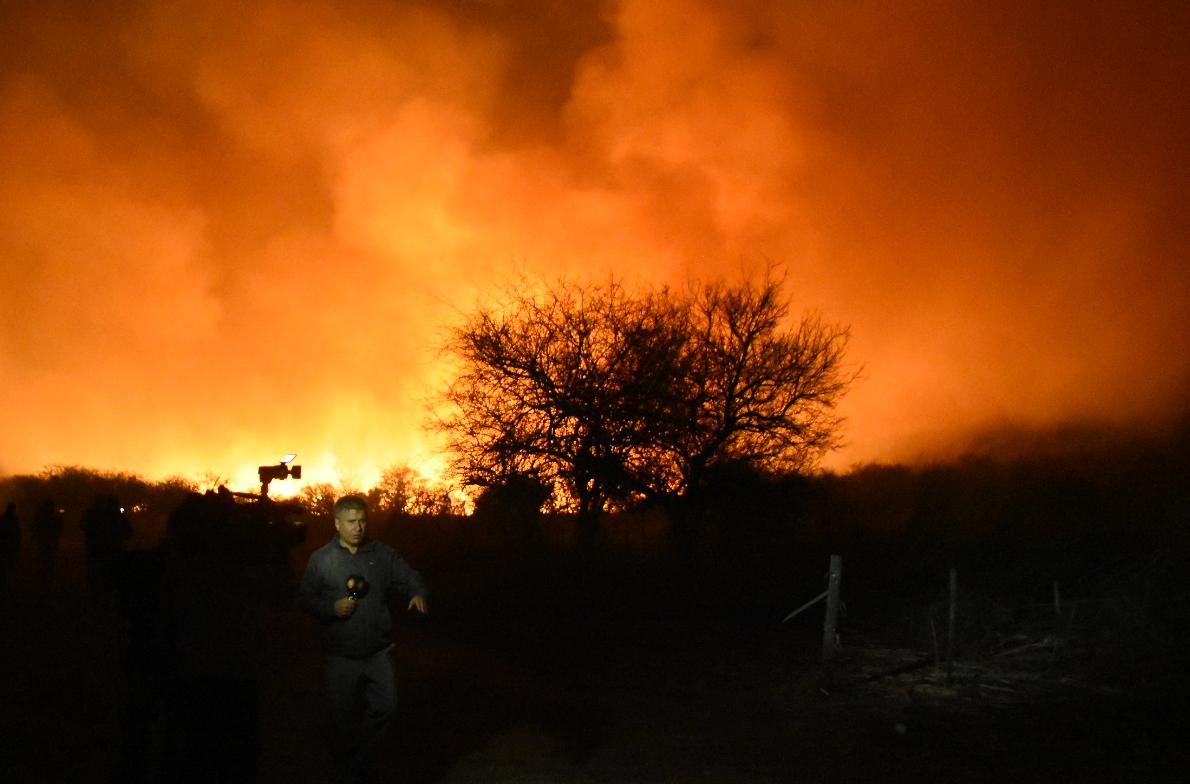 Dotaciones de bomberos y aviones hidrantes combaten las llamas. Foto: Lucio Casalla / ElDoce.tv