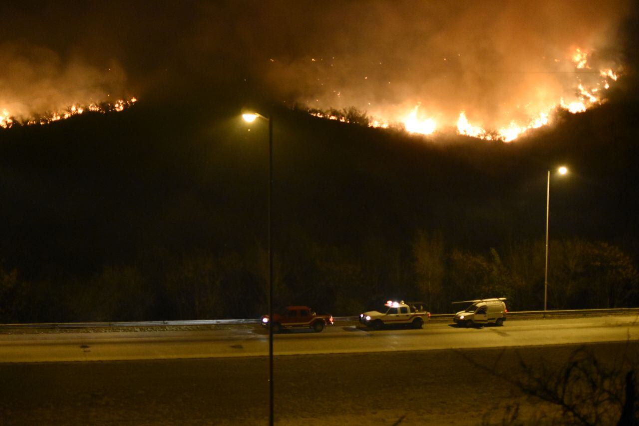 Dotaciones de bomberos y aviones hidrantes combaten las llamas. Foto: Lucio Casalla / ElDoce.tv