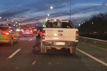 Dramático video: arrastró a un policía de la Caminera para evitar el control de alcoholemia