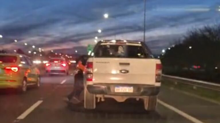 Dramático video: arrastró a un policía de la Caminera para evitar el control de alcoholemia