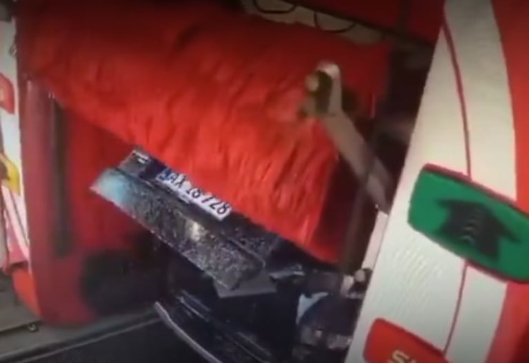 Dramático video: lavó su camioneta en un autolavado y la máquina se la destrozó