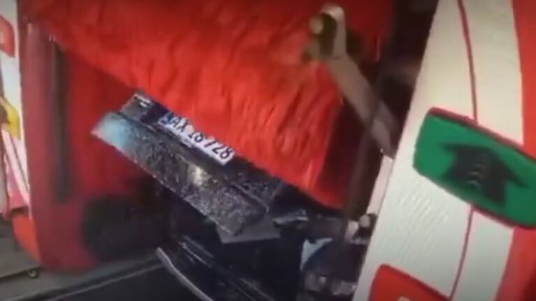 Dramático video: lavó su camioneta en un autolavado y la máquina se la destrozó