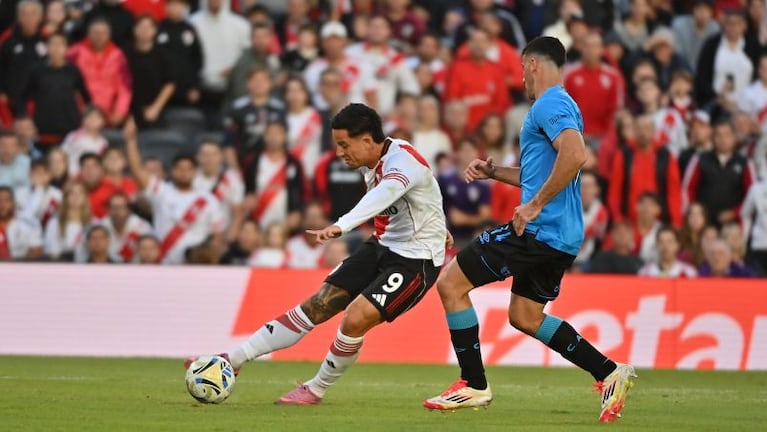 Driussi ante Morales en el Monumental.
