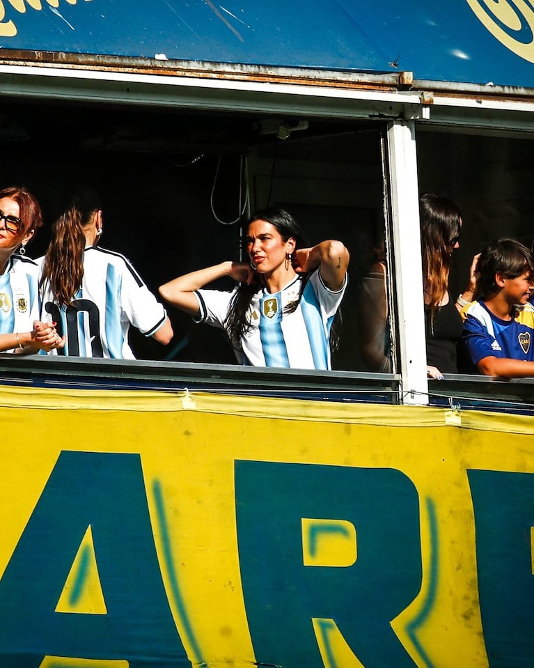 Dua Lipa con la remera de Argentina.