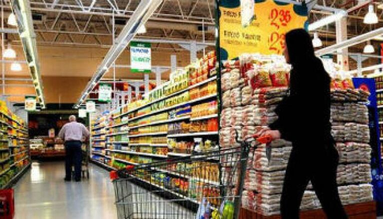 Dujovne contradijo al INDEC por las ventas en los supermercados