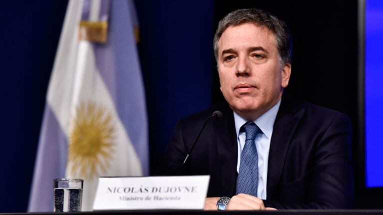 Dujovne da un paso al costado y no descartan más cambios en el Gabinete.