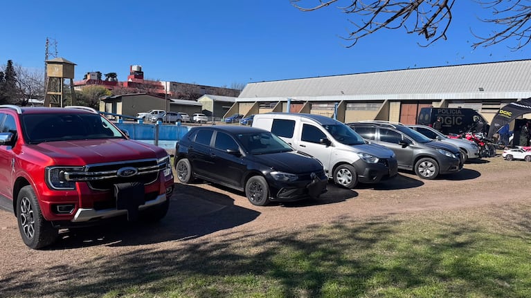 Durante el operativo secuestraron múltiples vehículos.