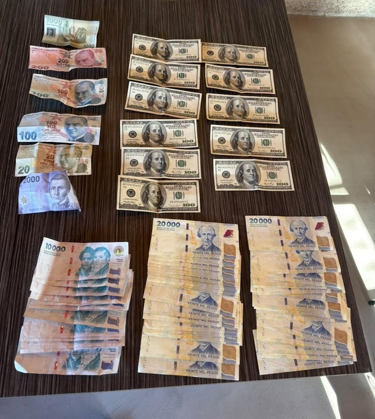 Durante el procedimiento incautaron dinero en moneda nacional y extranjera.