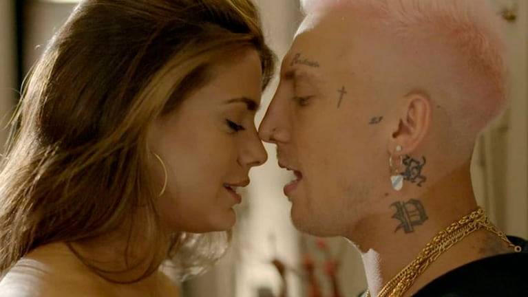 Durante la grabación del video surgieron rumores de amor entre los artistas.