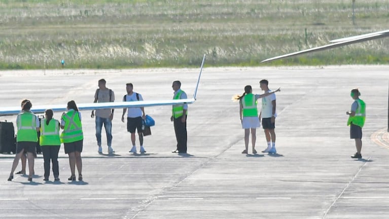 Dybala con Messi y Di María en el aeropuerto de Rosario.