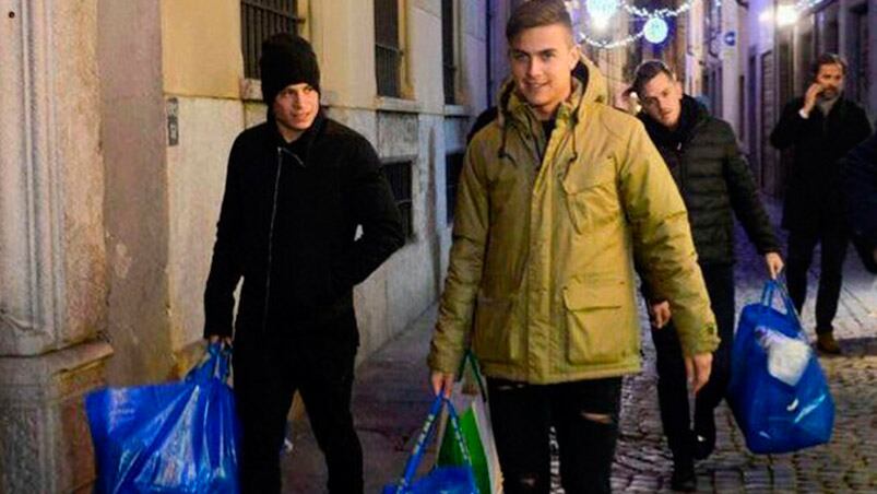 Dybala e Iturbe, en las calles de Turín. 