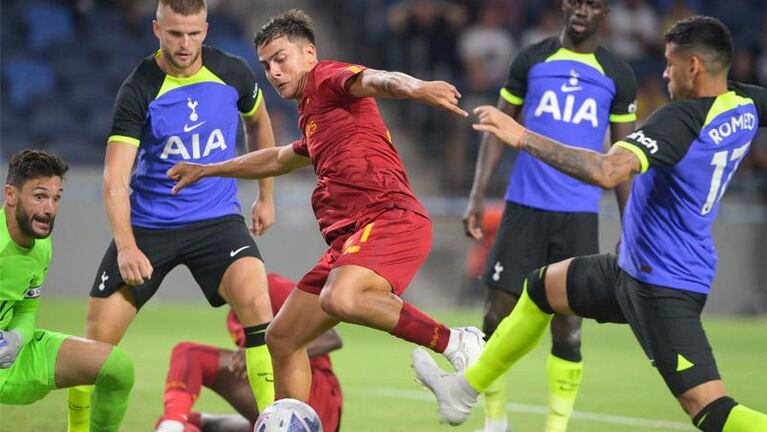 Dybala enfrentó a Cuti Romero en su debut en la Roma