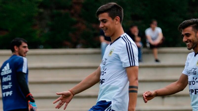 Dybala entrena y se divierte con la Selección.