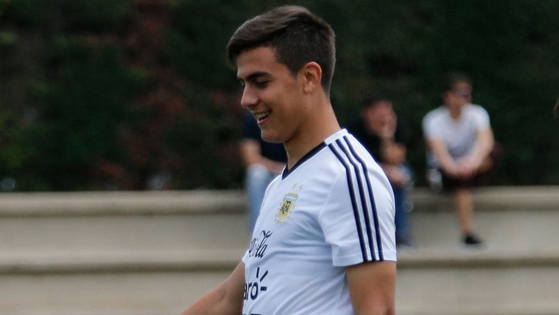 Dybala, entrenando con una sonrisa en Barcelona. Foto: AFA.