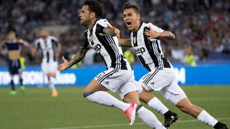 Dybala festeja con Alves tras el primer gol de Juventus.