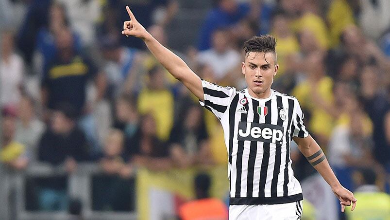 Dybala gambetea a medio mundo en Italia.